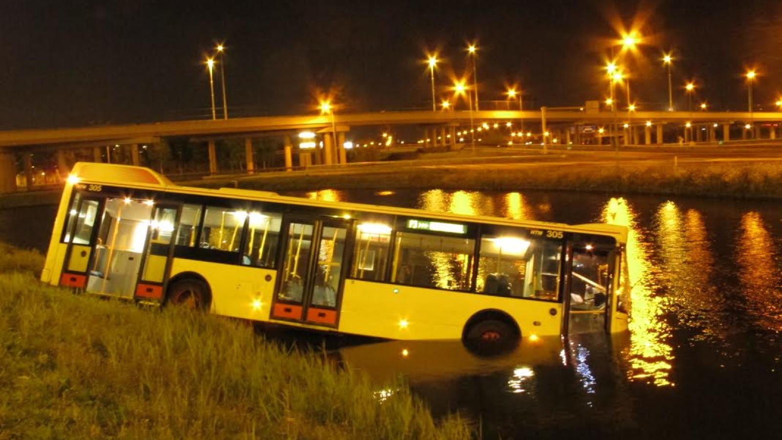 Bus crasht in water bij Schiphol: vijf gewonden
