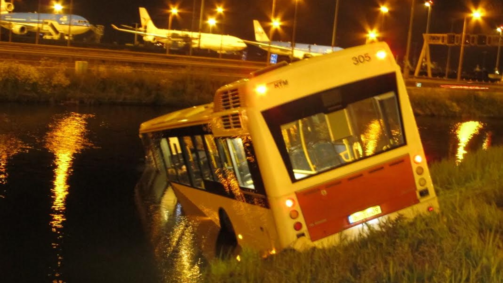 Bus crasht in water bij Schiphol: vijf gewonden