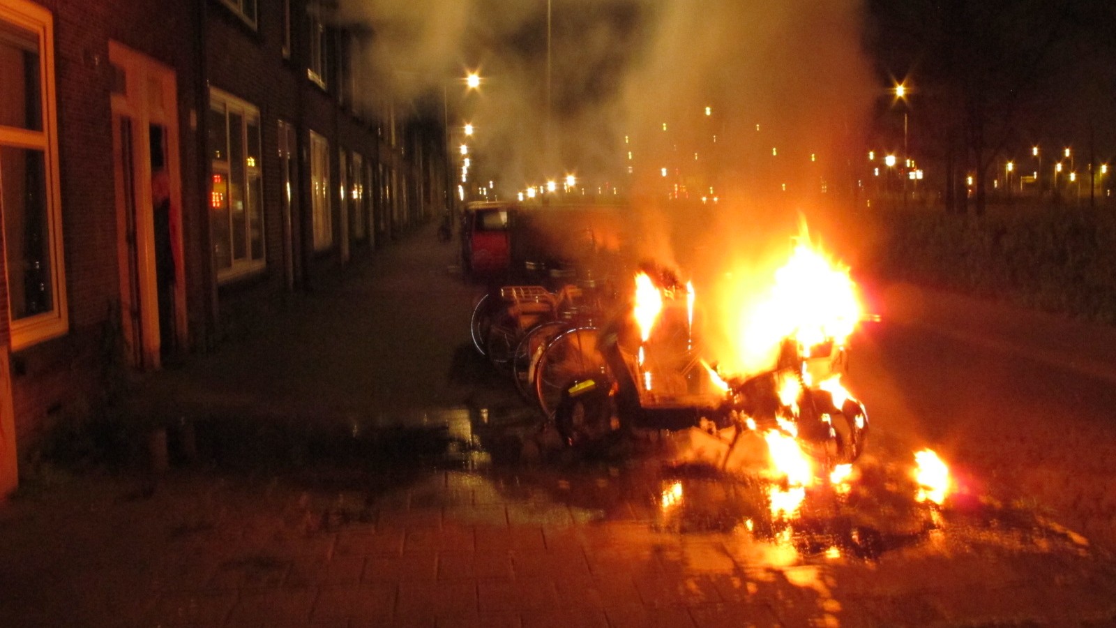 Scooters en auto's verwoest bij vier branden Noord