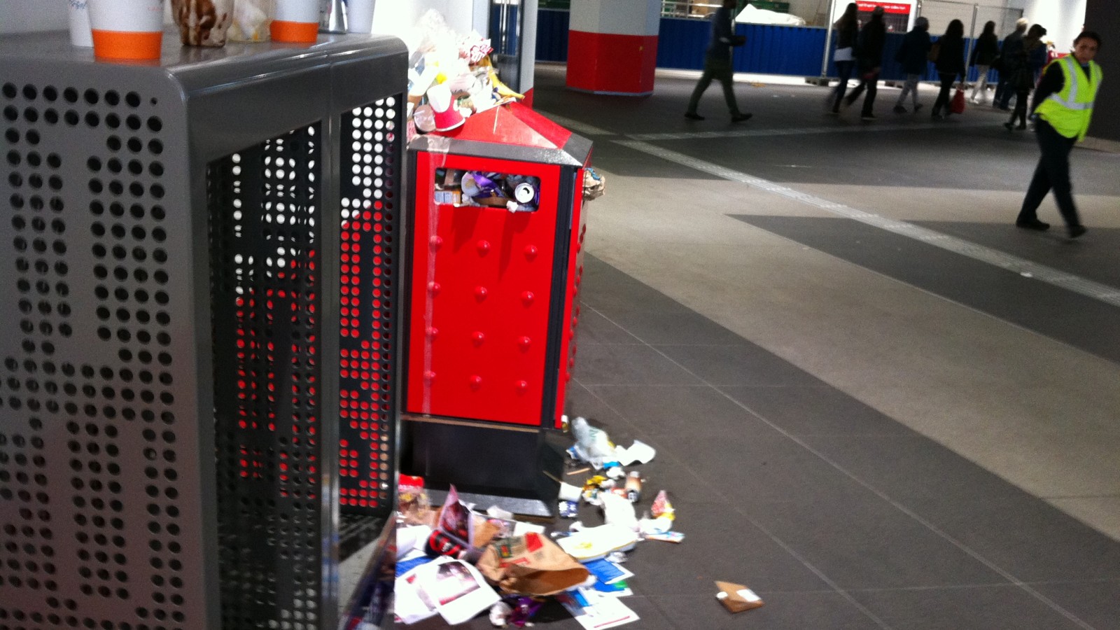 Centraal Station verandert langzaamaan in vuilnisbelt