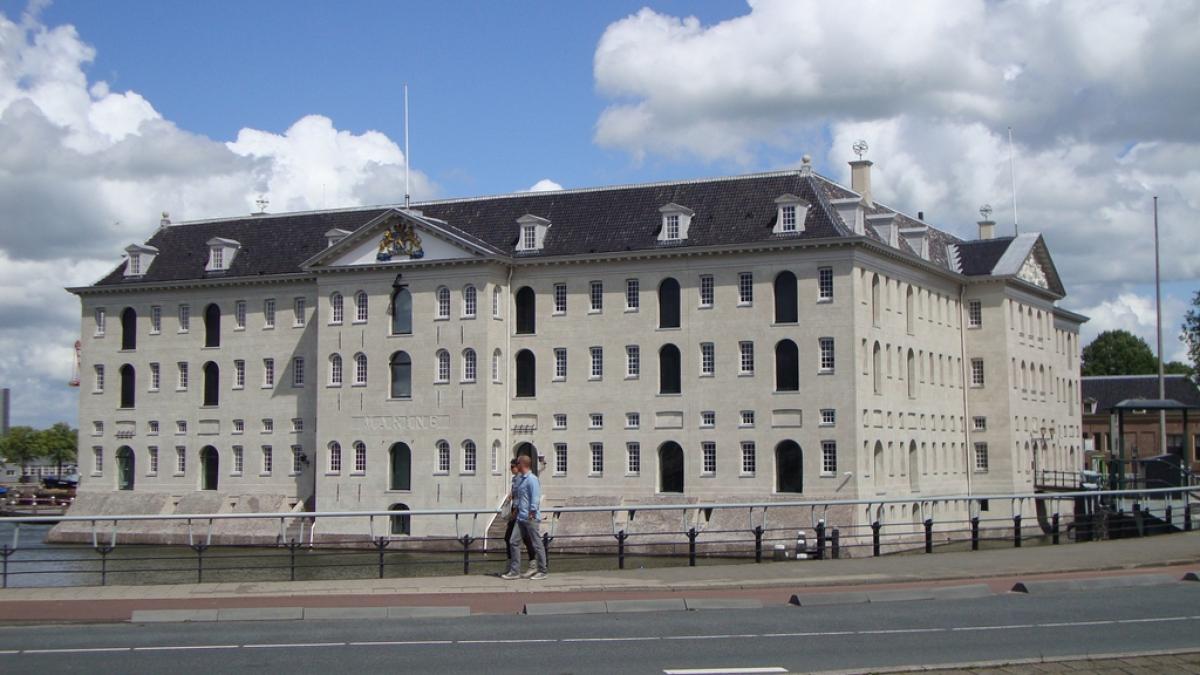 'Zwemmen in de schaduw van het Scheepvaartmuseum' - AT5