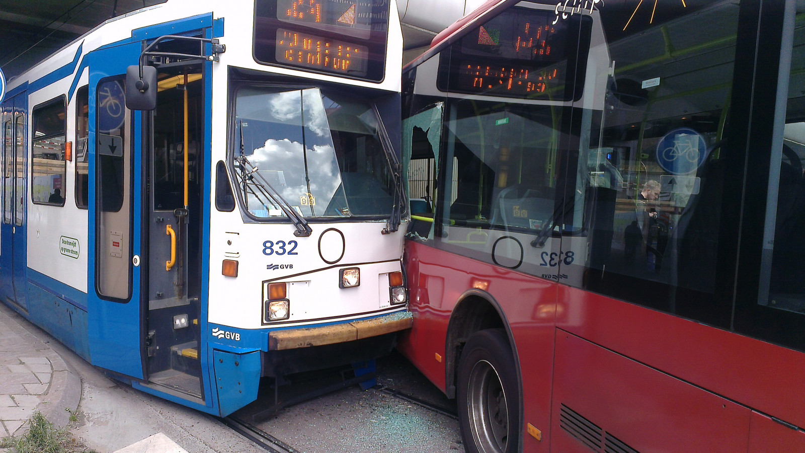 Gewonden na ongeluk tussen tram en bus op Amstelveenseweg