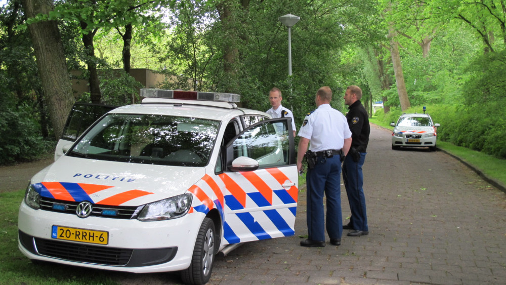 Politie Met Hond Op Zoek Naar Jonge Verdachte - AT5