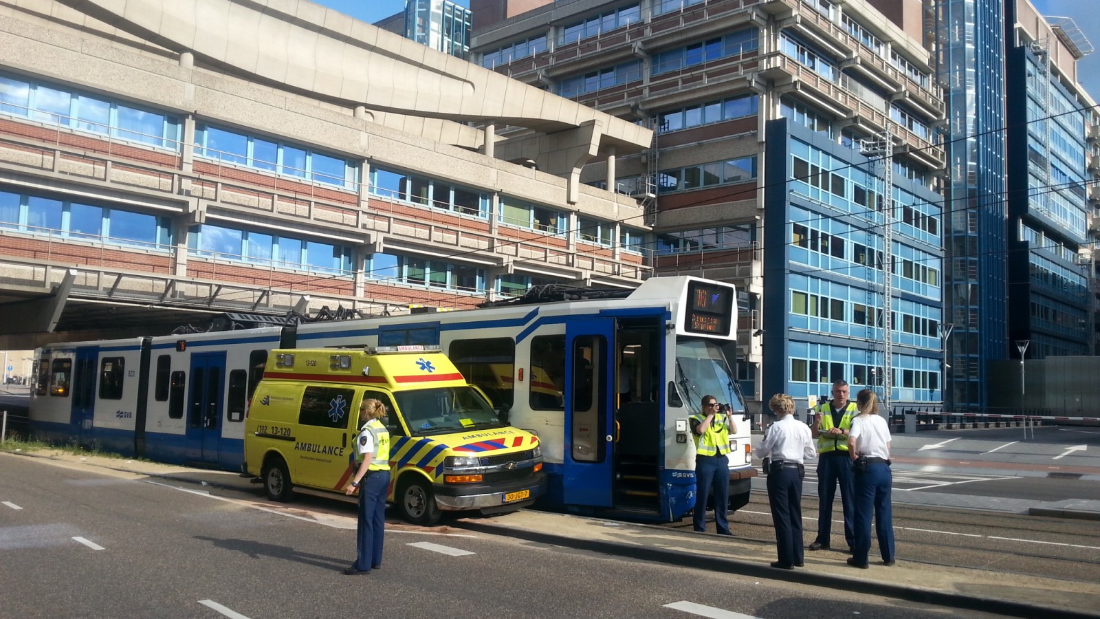 Ambulance en tram 16 botsen bij VU ziekenhuis