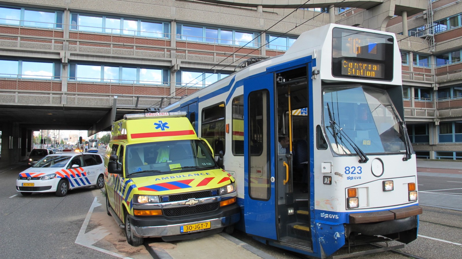Ambulance en tram 16 botsen bij VU ziekenhuis