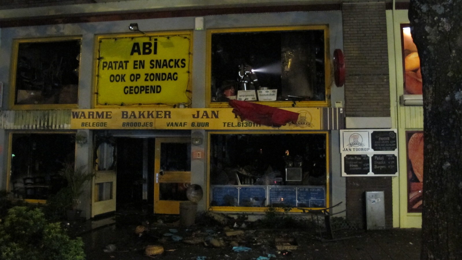 Felle brand verwoest winkel van bakker Abi
