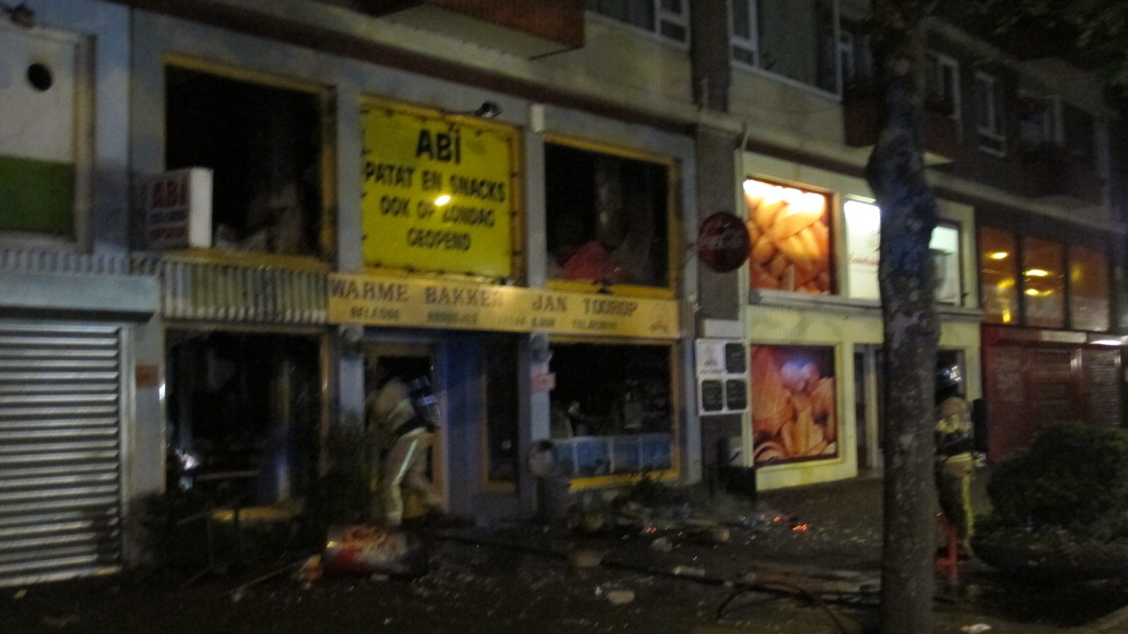 Felle brand verwoest winkel van bakker Abi