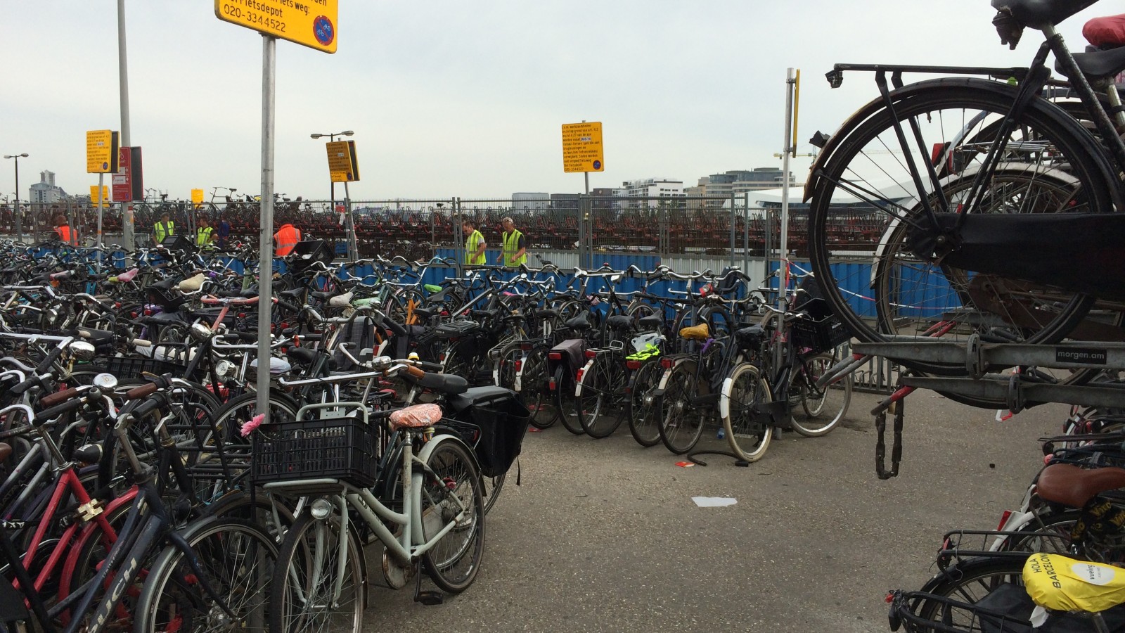 Tientallen fietsen weggeknipt bij Centraal Station