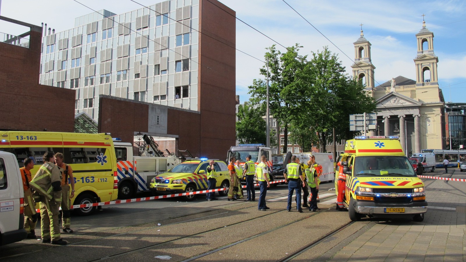 Brandweerwagen botst op voetganger Waterlooplein