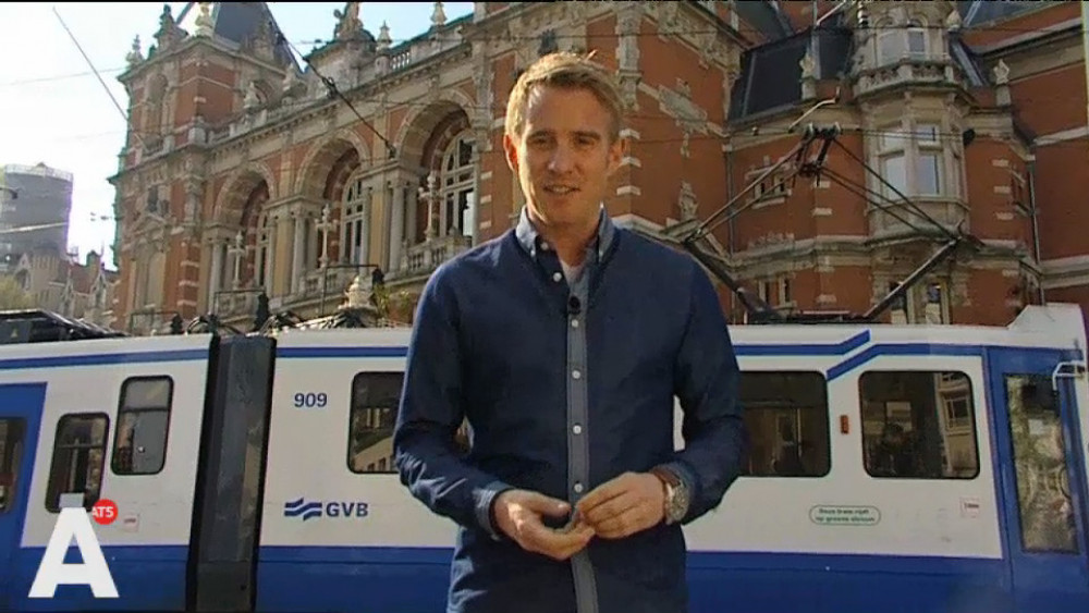 Wie is de Mol?-presentator Art Rooijakkers koopt grachtenpand - AT5