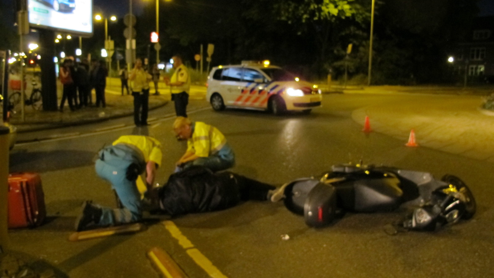 Scooterrijder aangereden op rotonde