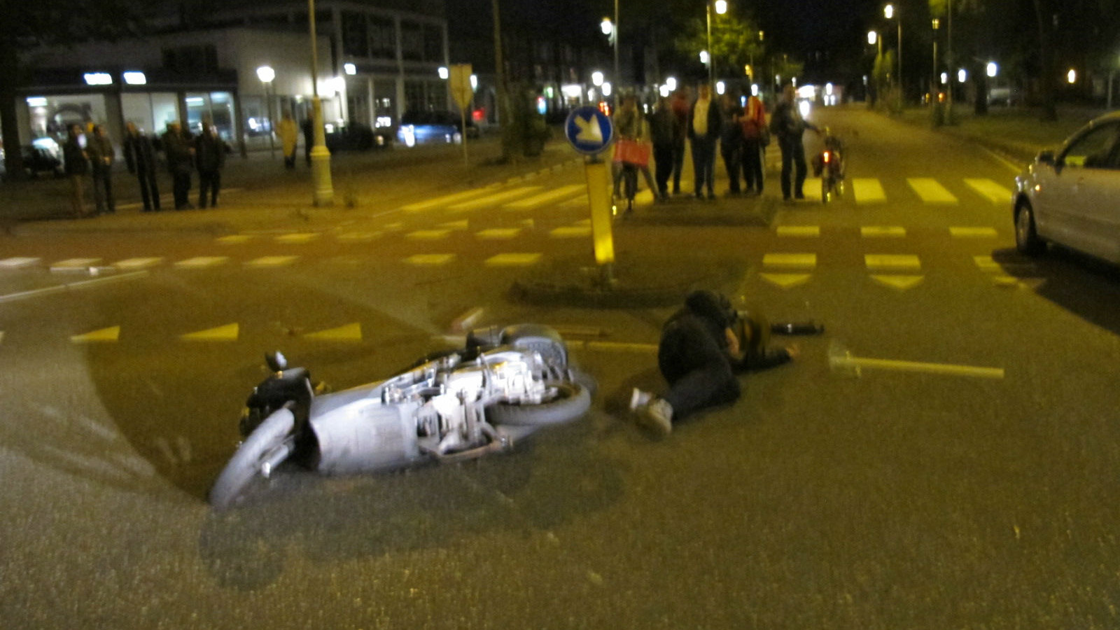 Scooterrijder aangereden op rotonde