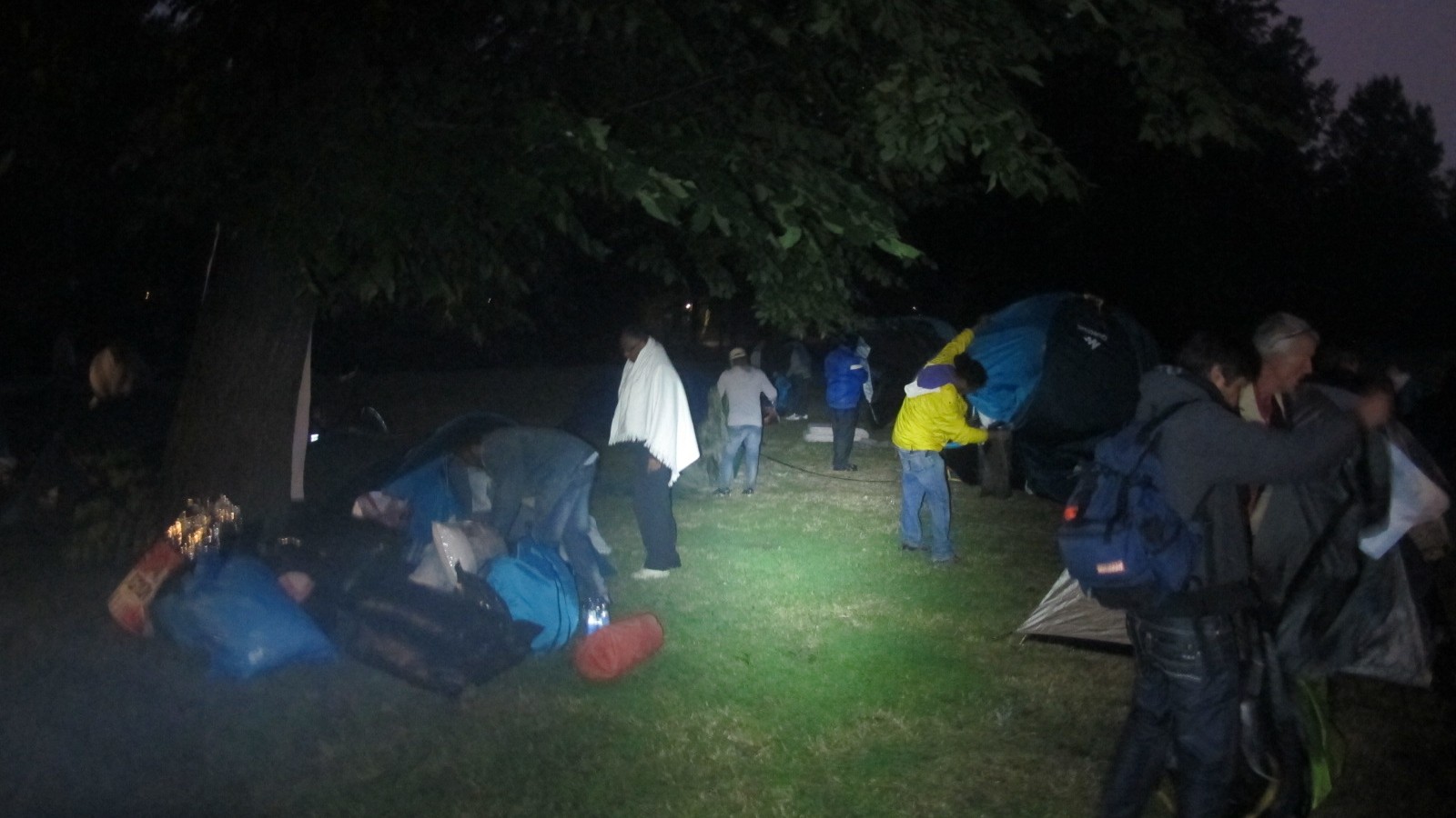 Asielzoekers breken tentenkamp Oosterpark op