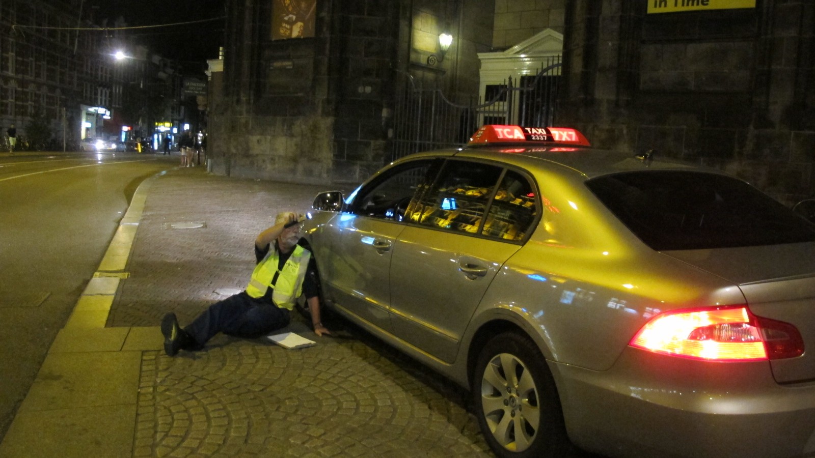 Fietser zwaargewond na botsing met taxi