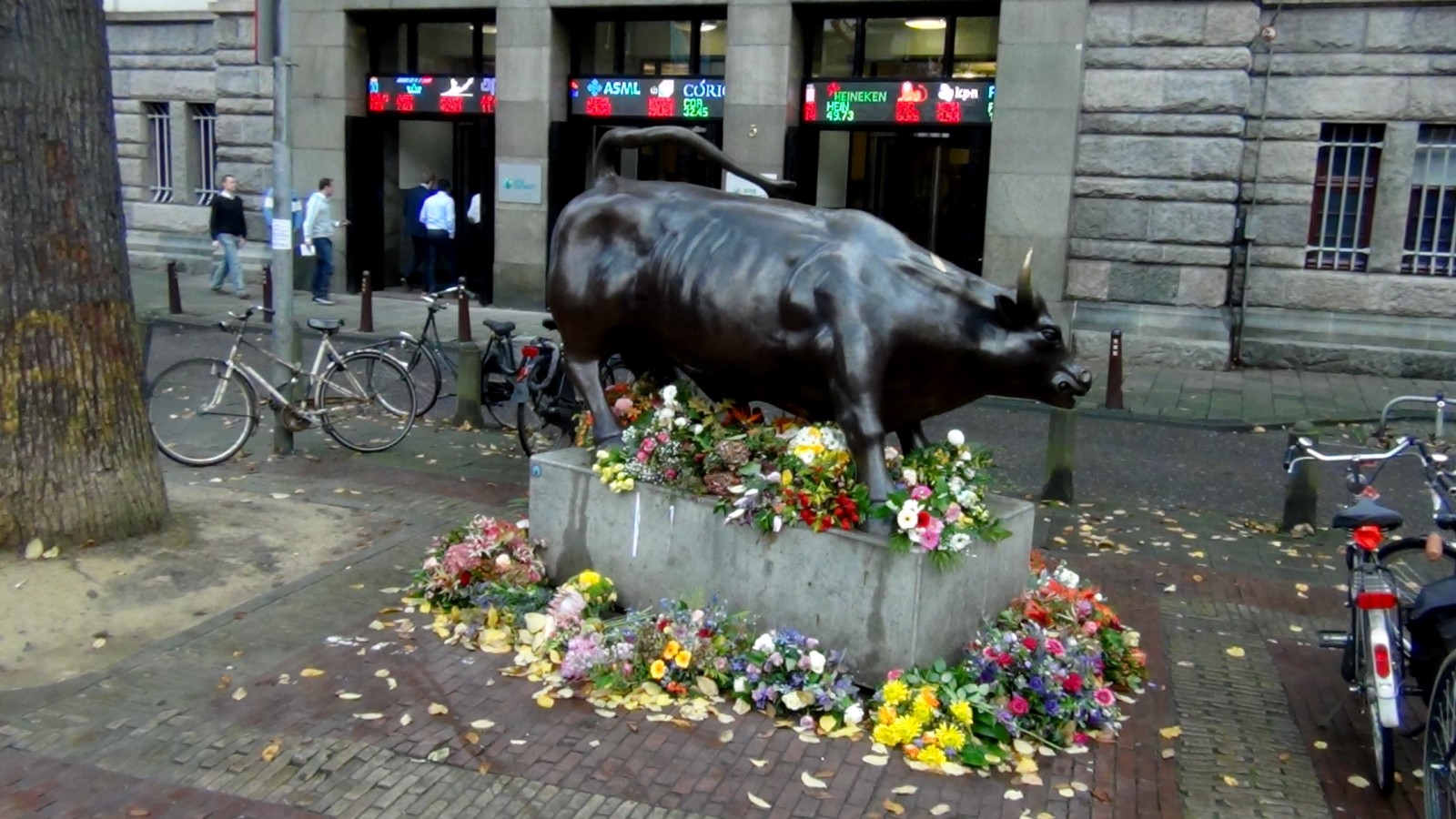 Er lagen veel mooie bloemstukken bij de stier op het Beursplein vandaag, familie leden van een onlangs overleden econoom zou dit gedaan hebben....