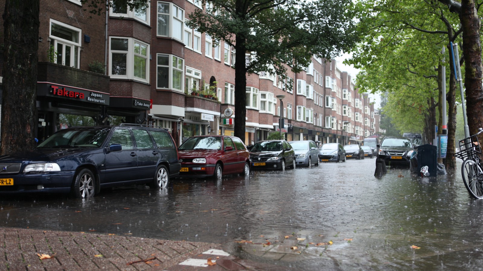Foto's: Veel straten blank na hevige regenval