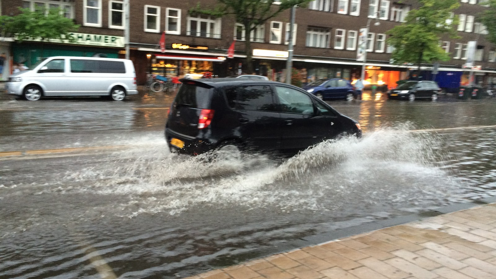 Foto's: Veel straten blank na hevige regenval