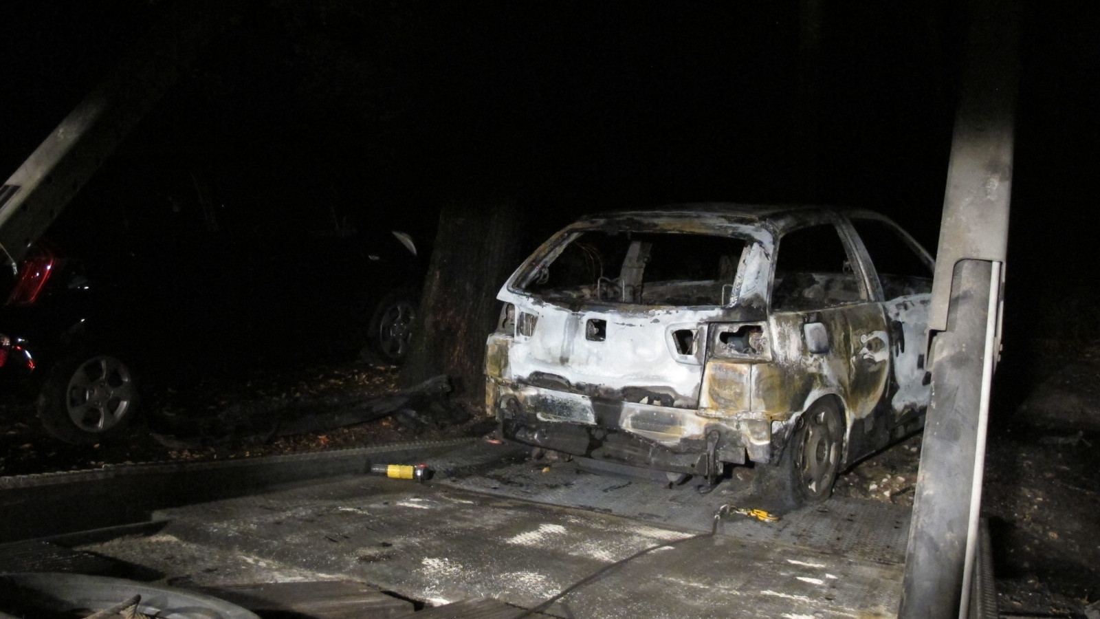 Auto uitgebrand op verlaten parkeerplaats Fizeaustraat