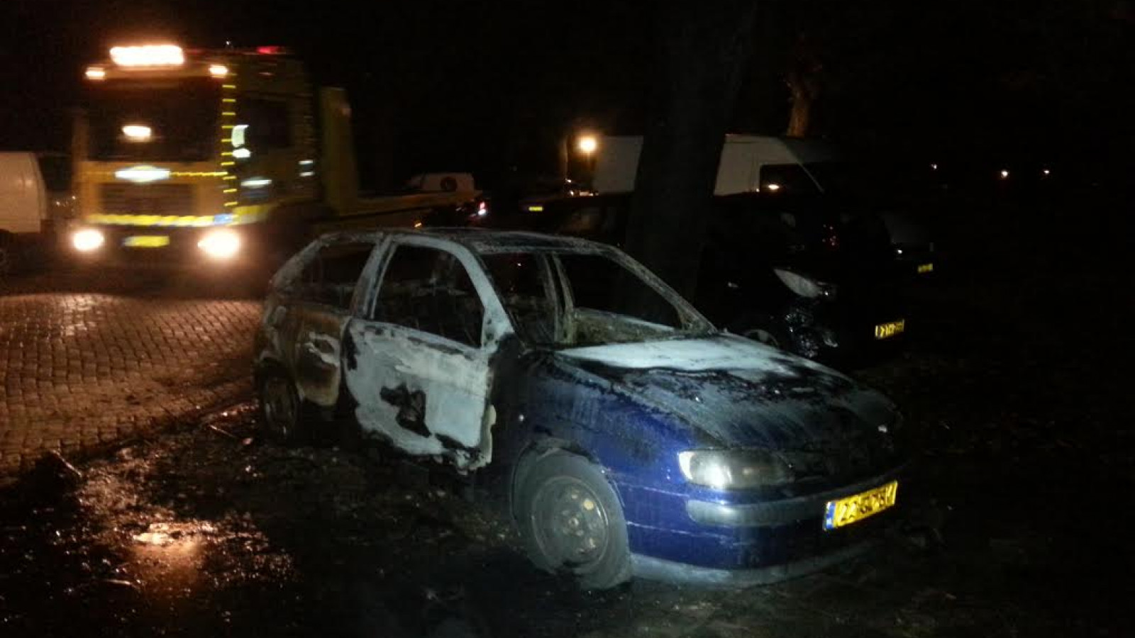Auto uitgebrand op verlaten parkeerplaats Fizeaustraat