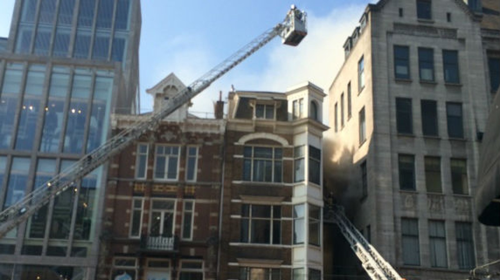 Uitslaande brand aan de Kalverstraat gezien vanaf het rokin