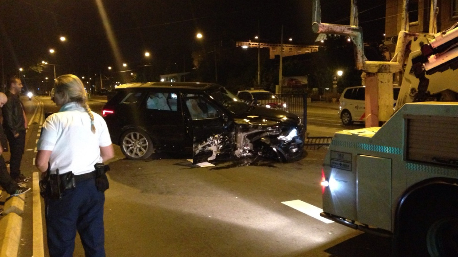 Een dronken automobilist veroorzaakt veel schade.. Nadat hij meerdere auto's schade had aangebracht reed hij met zijn auto tegen de hekken van de bus/tramhalte..
