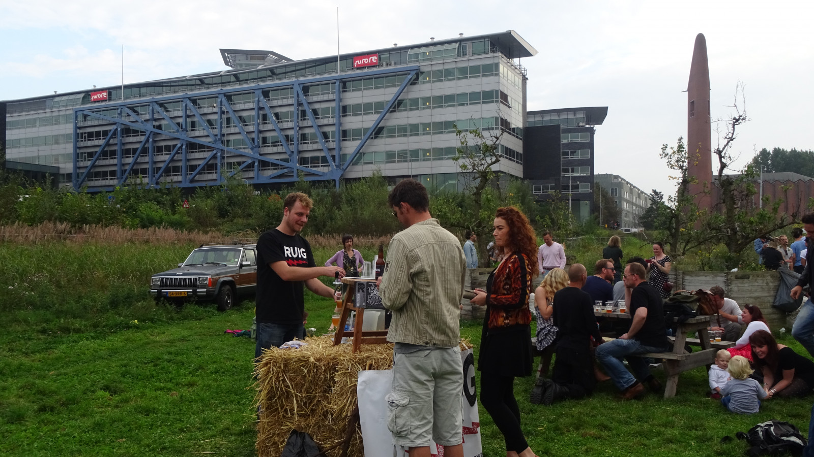 Festival op het Jan Schaffelaarplantsoen in Bos en Lommer met lekkere hapjes, bier van lokale brouwers en live muziek.