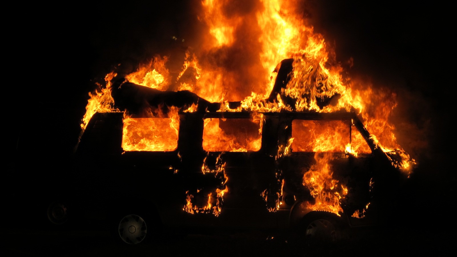 Volkswagenbusje in vlammen op in Noord