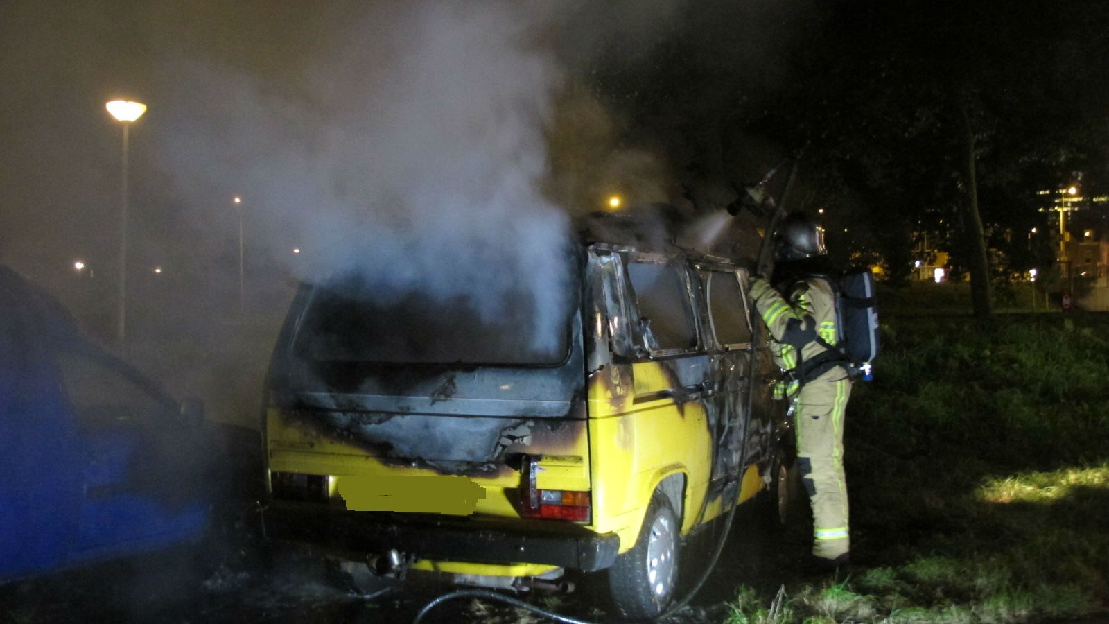 Volkswagenbusje in vlammen op in Noord