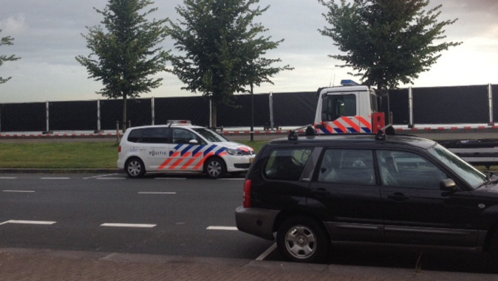 Strand IJburg door politie afgezet met schermen