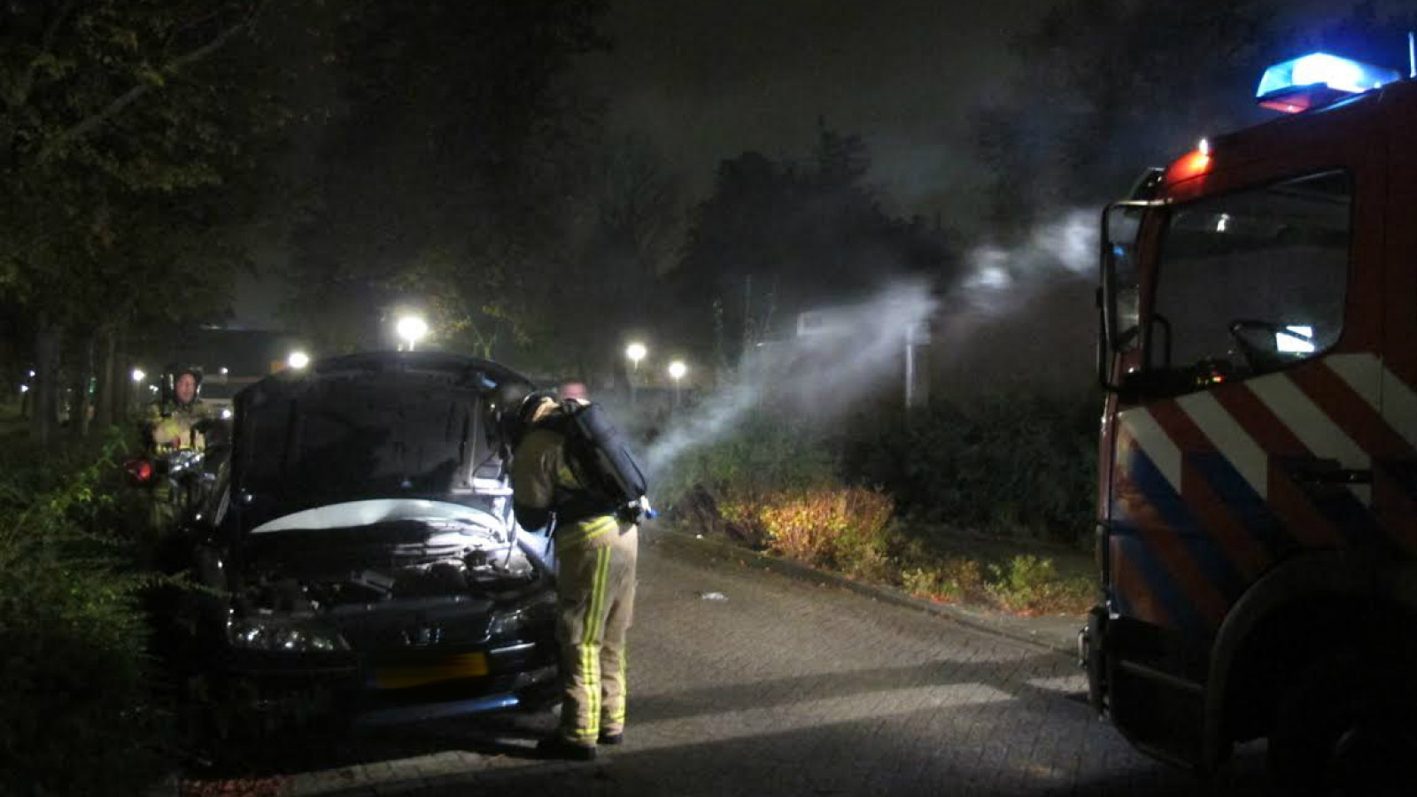 Brandstichters auto vluchten weg in Noord