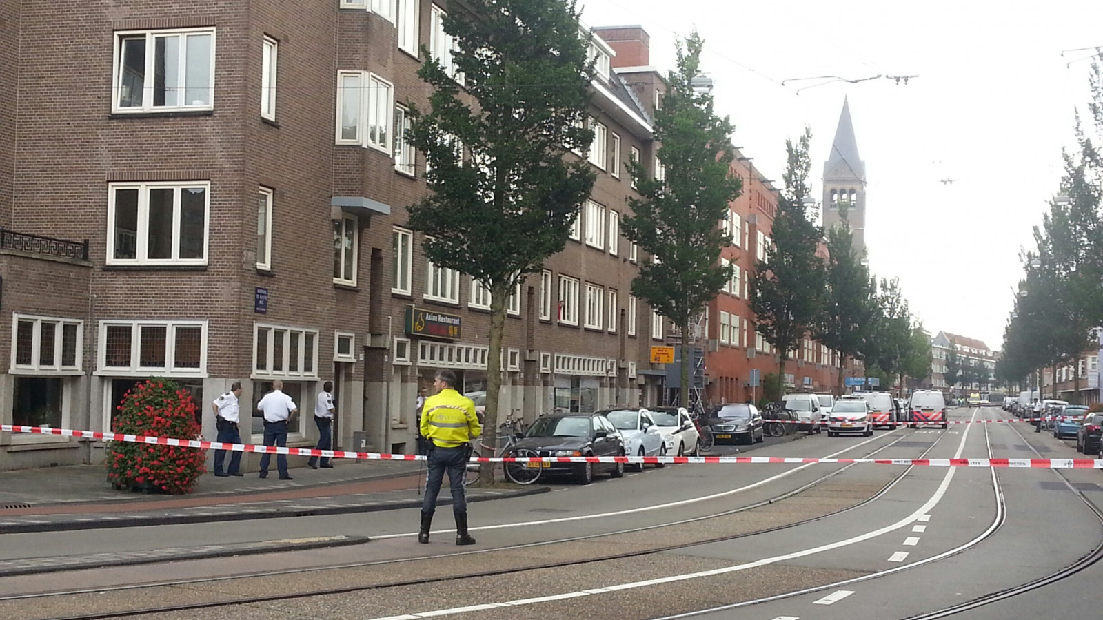 Politie haalt man uit woning Admiraal de Ruijterweg