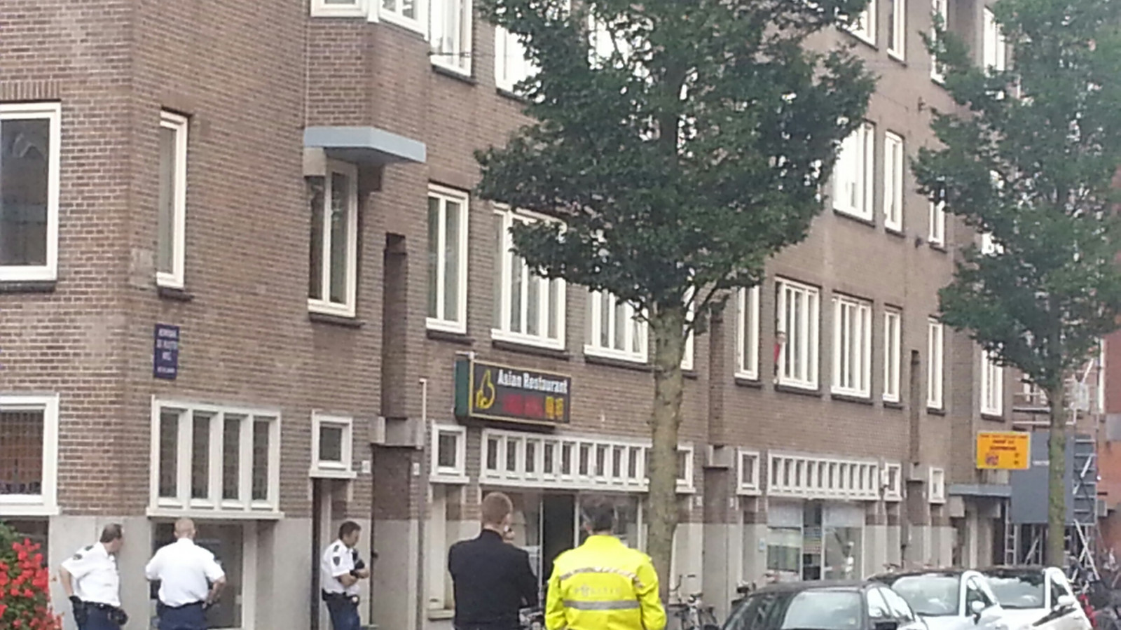 Politie haalt man uit woning Admiraal de Ruijterweg