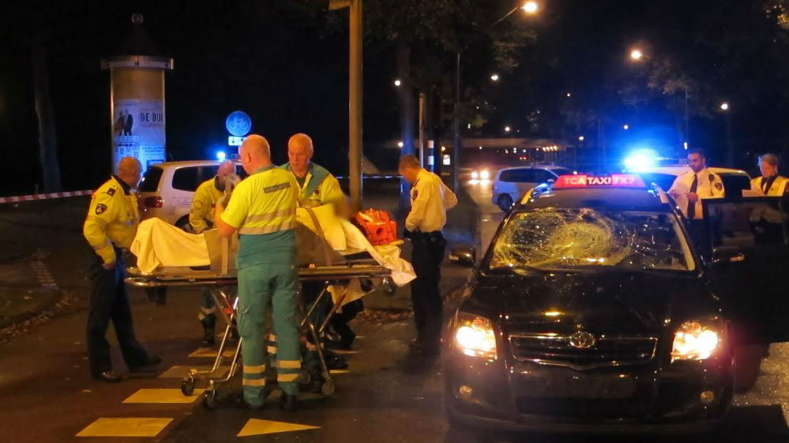 Taxi schept fietser: twee gewonden