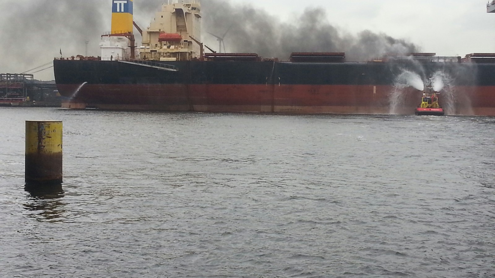 Grote brand op vrachtschip Westpoort