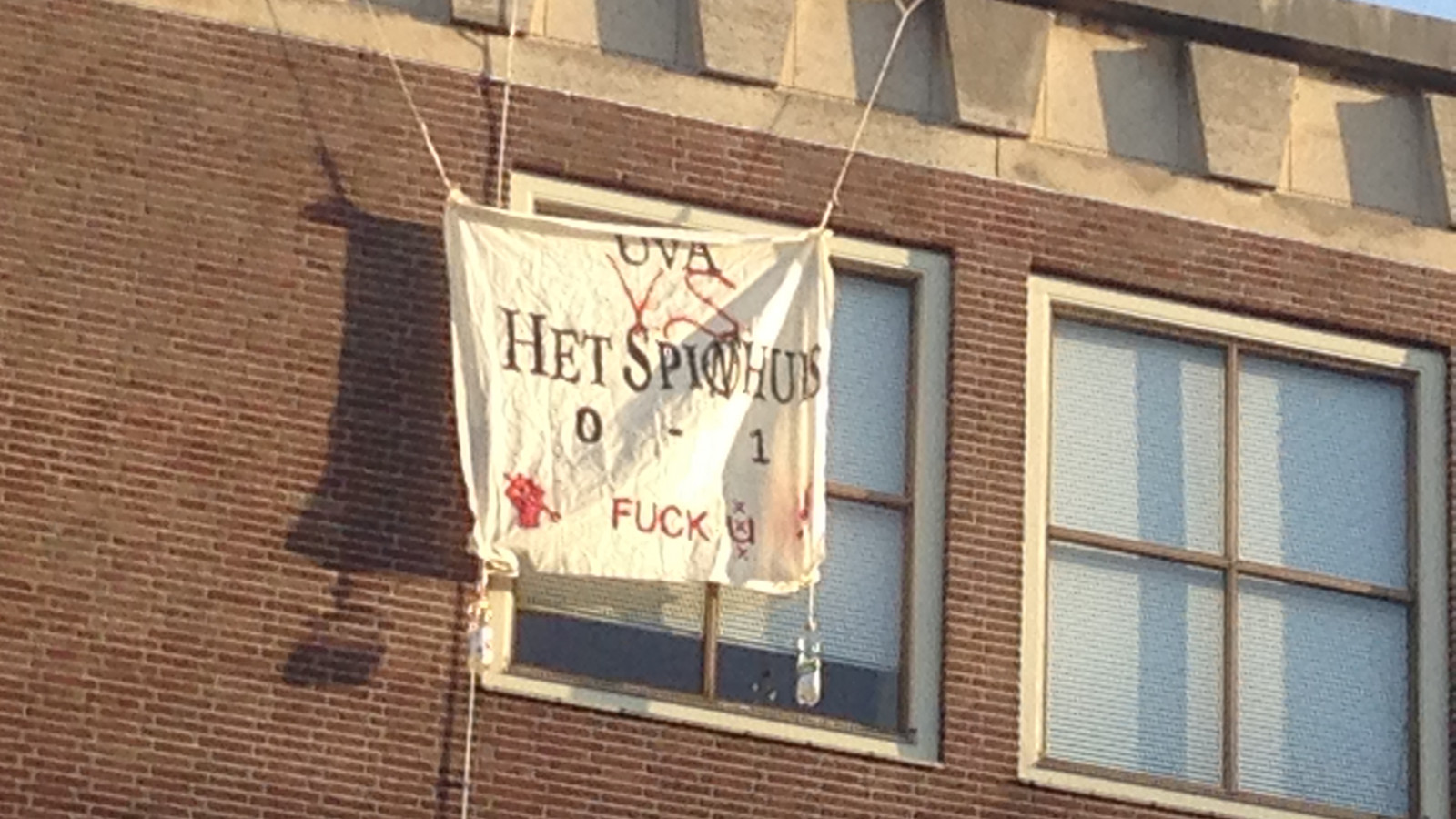 Banner opgehangen aan het UvA-gebouw aan de Oude Manhuispoort (Oudezijds Achterburgwal) naar aanleiding van de juridische winst van het Spinhuis tegen de UvA.