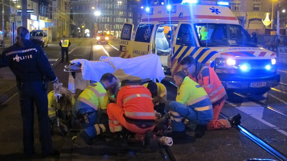 Fietser Zwaargewond Na Val Op Rokin - AT5