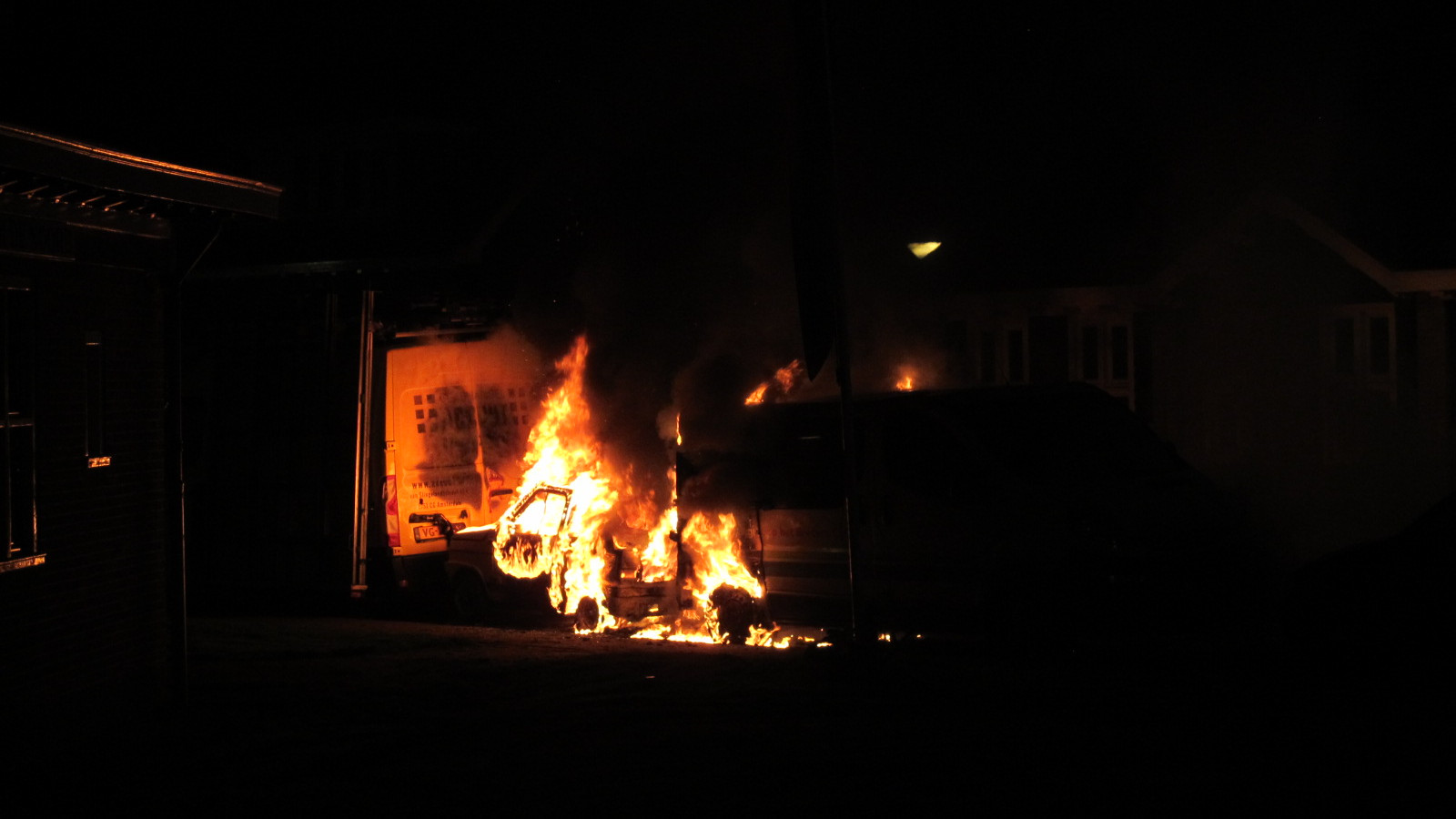 Drie auto's zwaar beschadigd bij brand in Noord