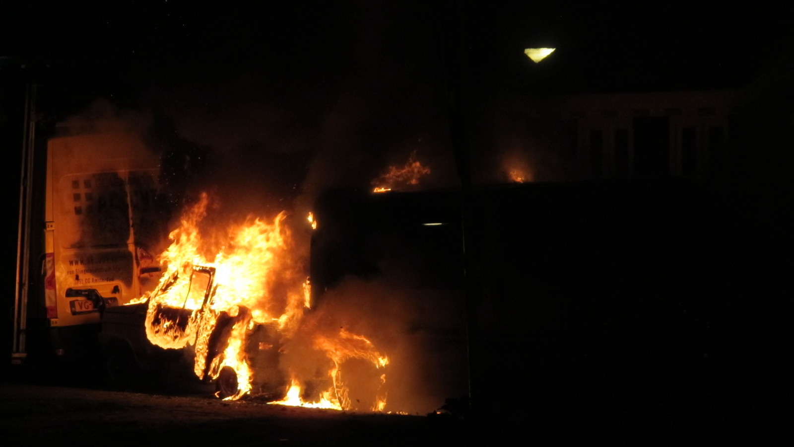 Drie auto's zwaar beschadigd bij brand in Noord