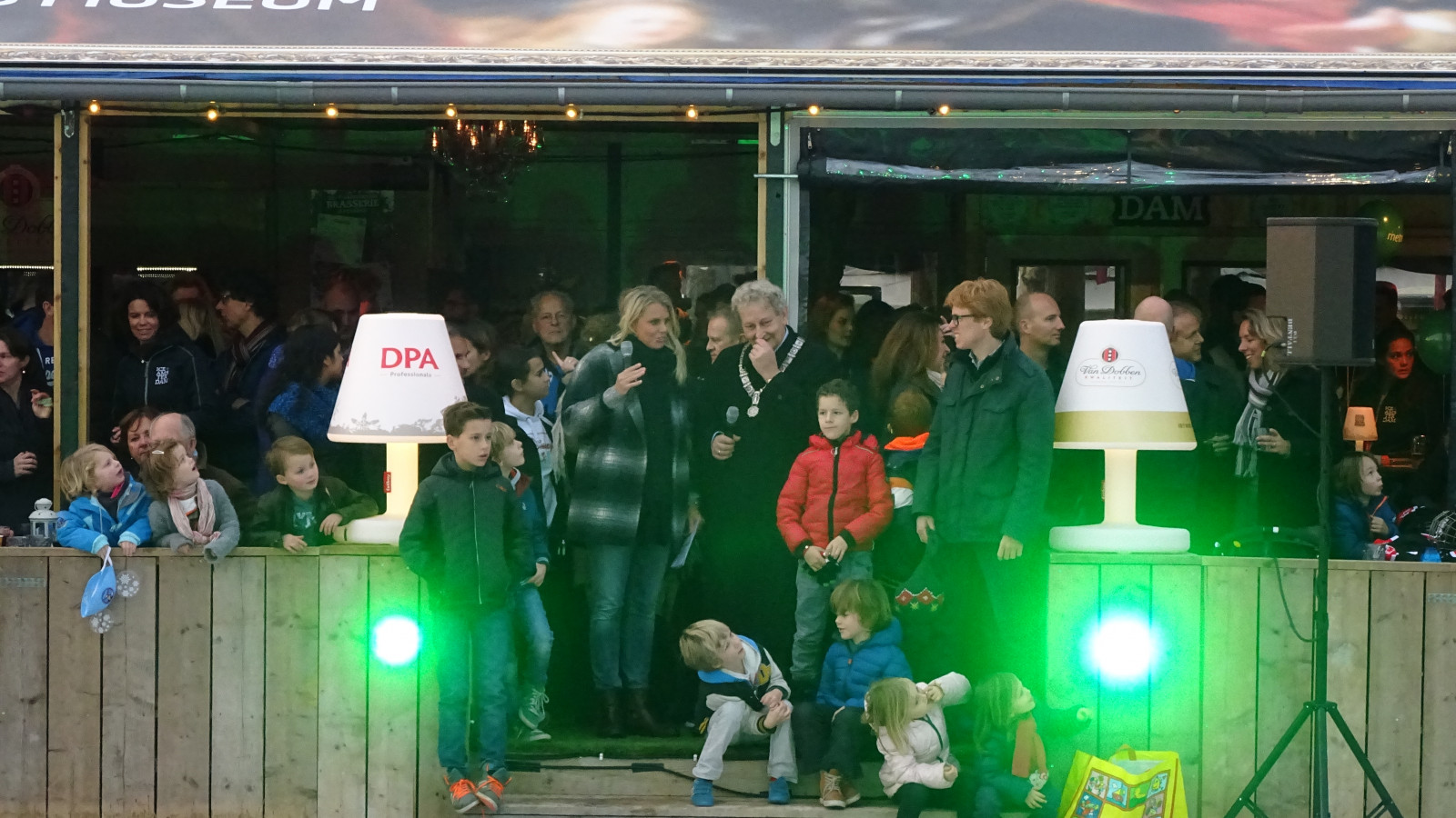 Burgemeester van der Laan heeft vanmiddag met een druk op de rode knop het nieuwe seizoen voor de schaatsbaan op het Museumplein geopend.