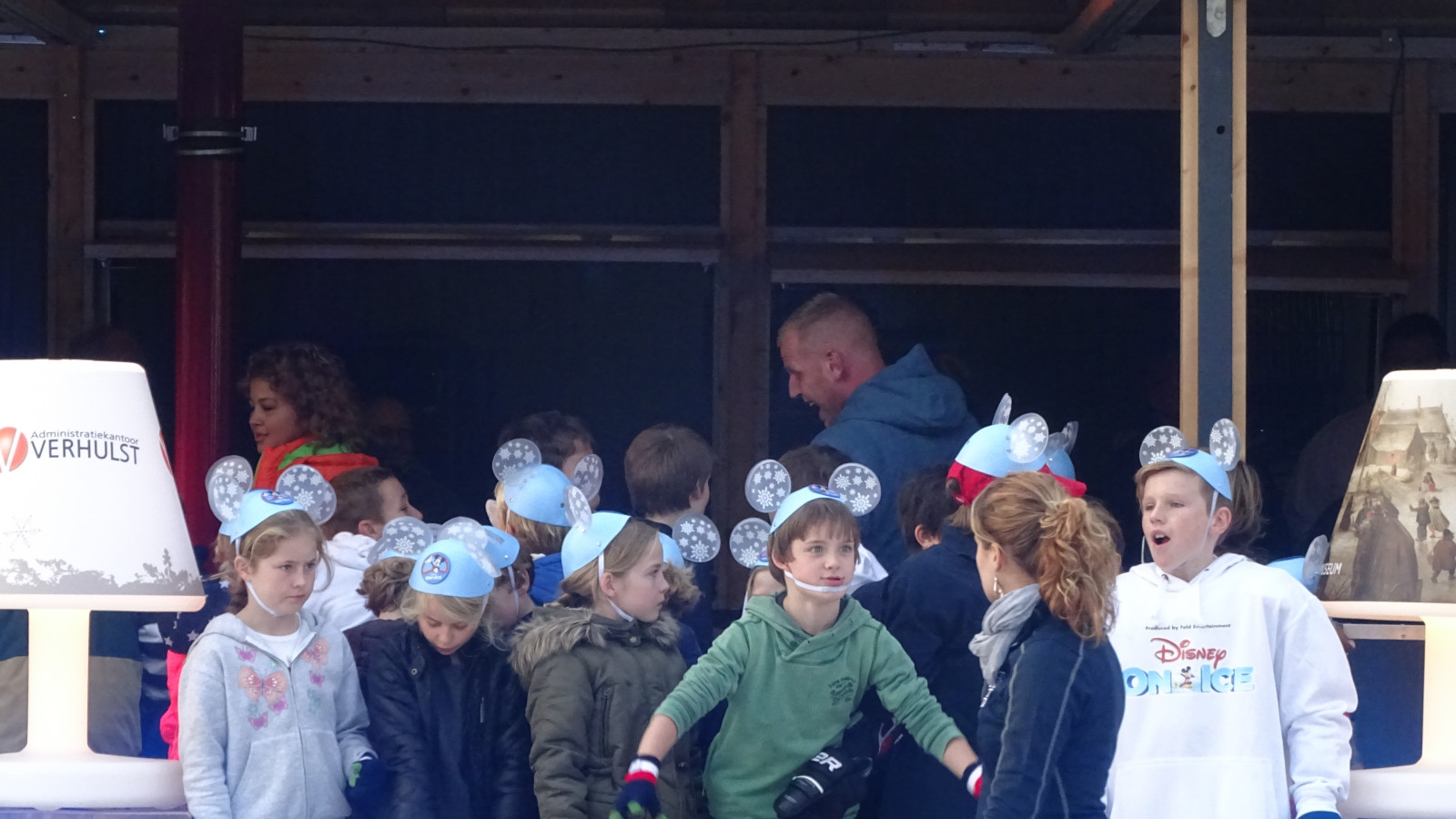 Burgemeester van der Laan heeft vanmiddag met een druk op de rode knop het nieuwe seizoen voor de schaatsbaan op het Museumplein geopend.