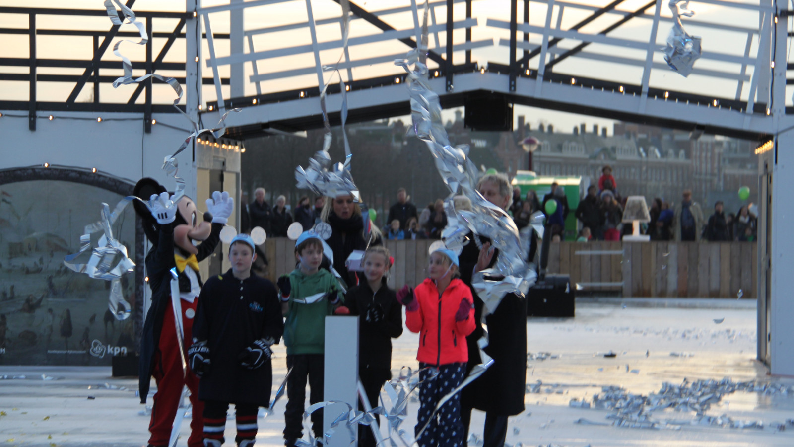 de ijs baan op het museumplein werd vanmiddag  geopend door de burgemeester van amsterdam