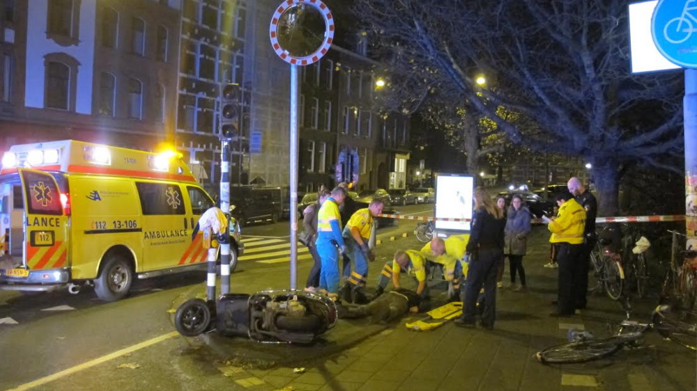 Scooterrijder Schrikt Van Fietsers En Belandt In Ziekenhuis - AT5