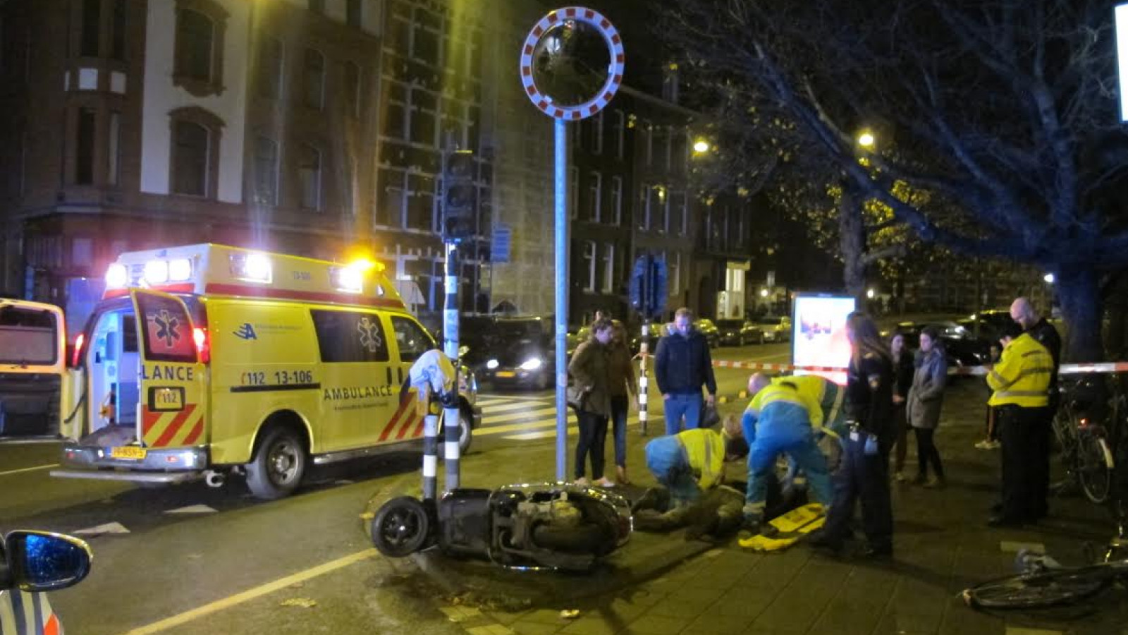 Scooterrijder schrikt van fietsers en belandt in ziekenhuis