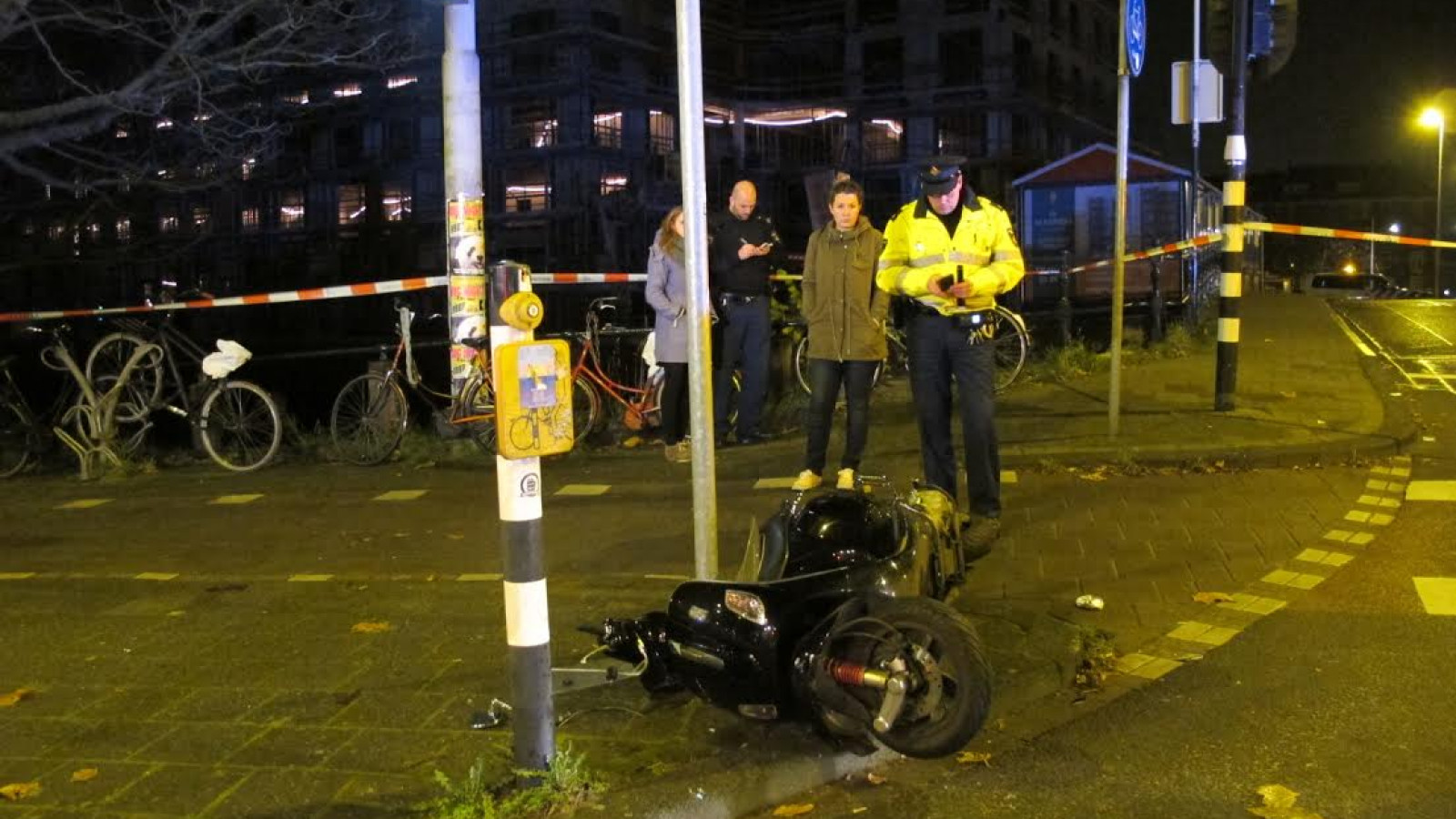Scooterrijder schrikt van fietsers en belandt in ziekenhuis