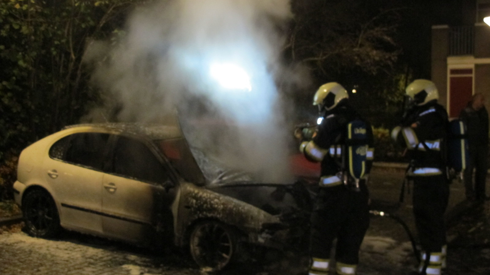 Geparkeerde auto in vlammen op in Zuidoost