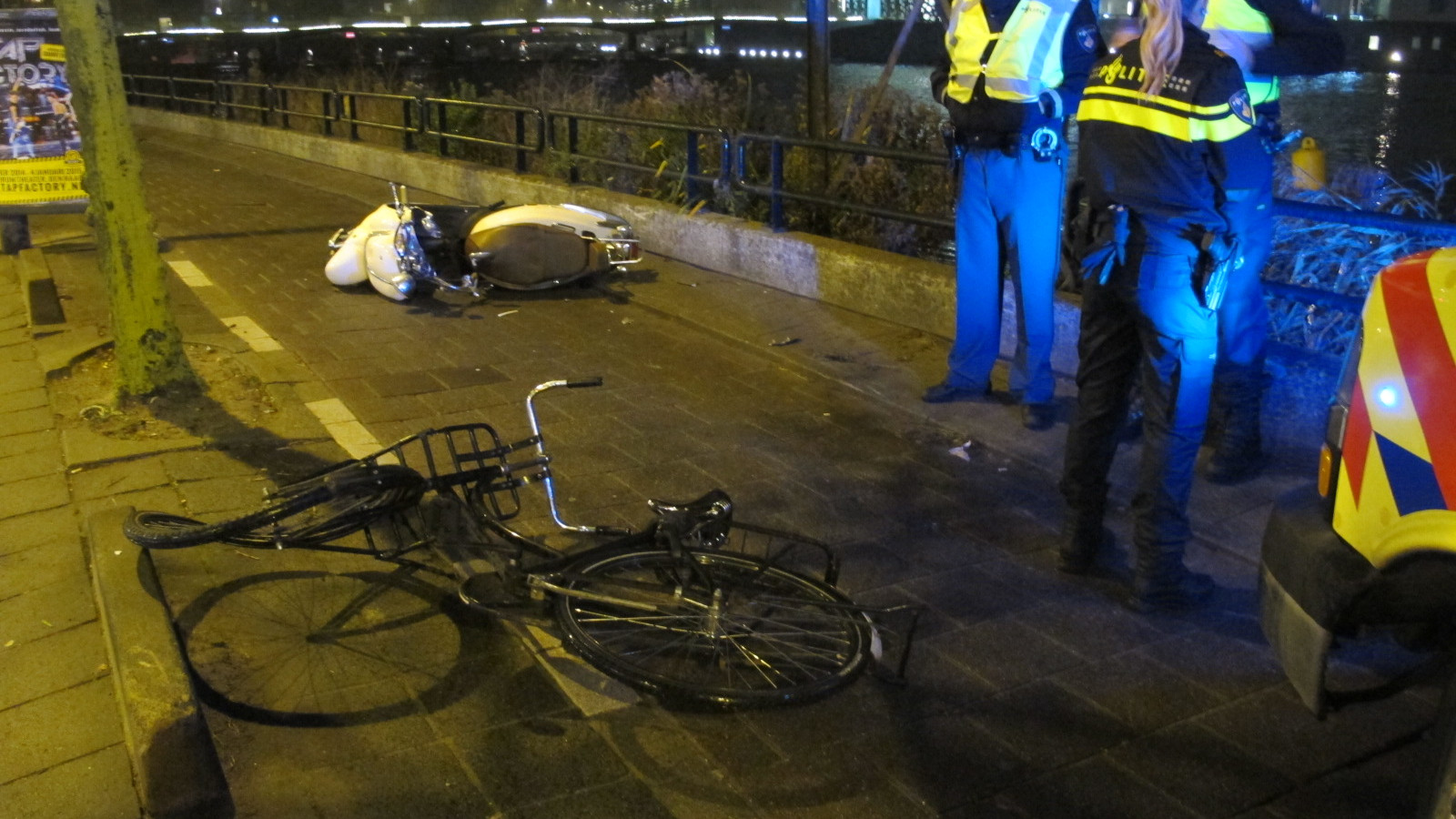 Gewonde na ongeluk tussen fietser en scooter op De Ruijterkade