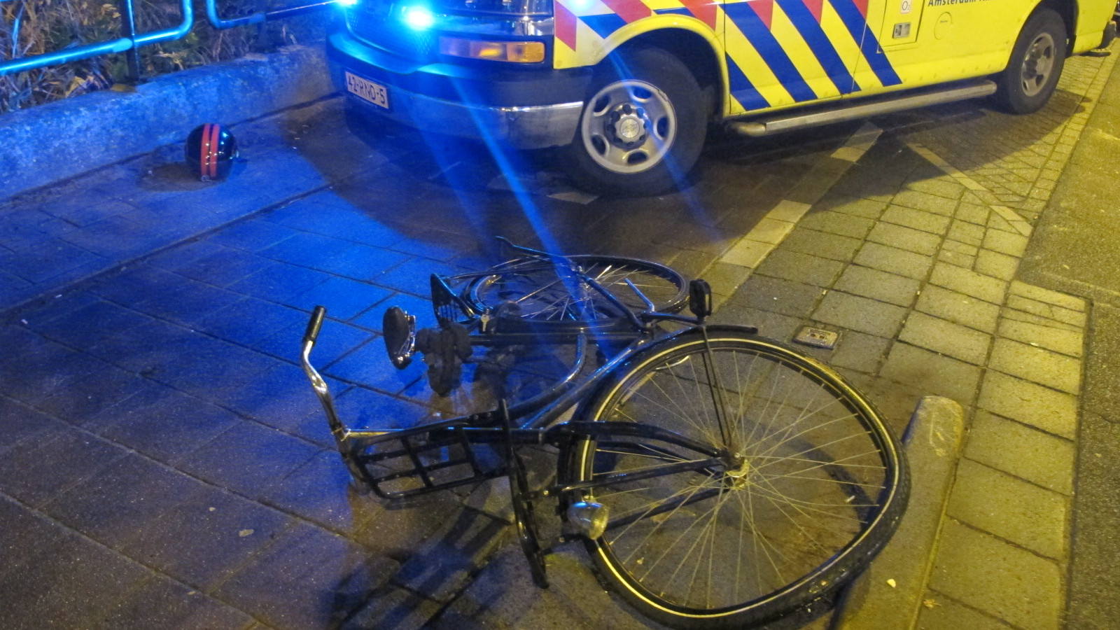 Gewonde na ongeluk tussen fietser en scooter op De Ruijterkade
