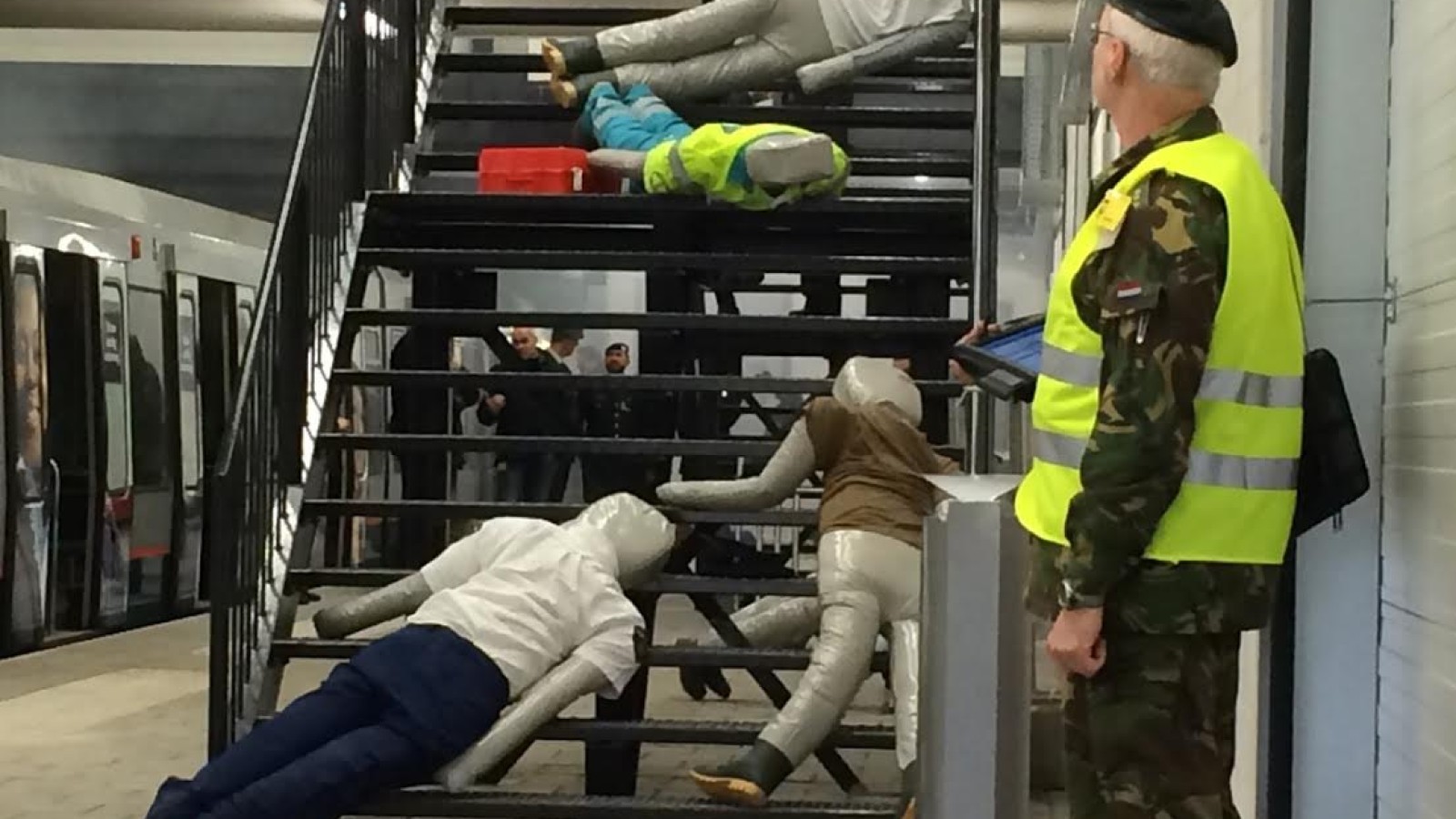 VIDEO: Chemische aanslag op station Weesperplein nagespeeld