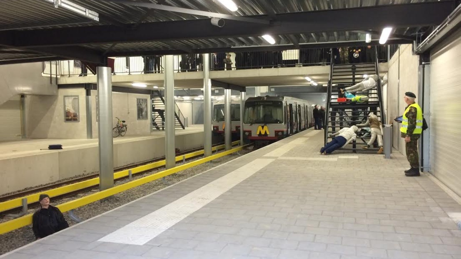 VIDEO: Chemische aanslag op station Weesperplein nagespeeld