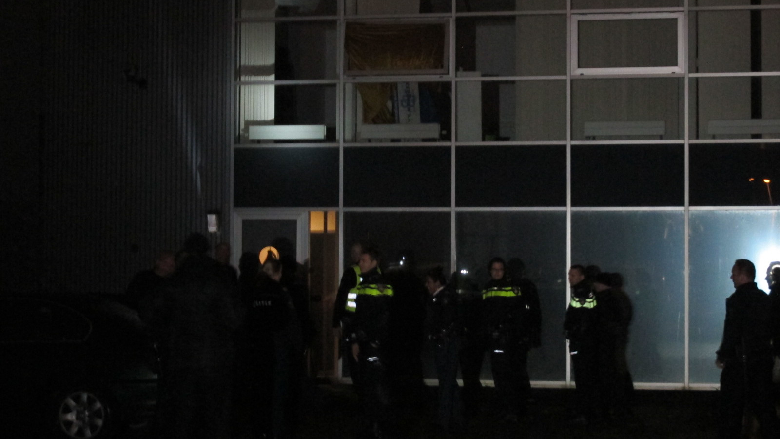Politie verjaagt schreeuwende krakers uit kantoorpand